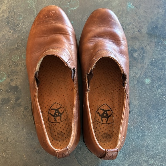 ARIAT women’s 7.5 slip on brown leather shoes with rubber sole. - Picture 2 of 8